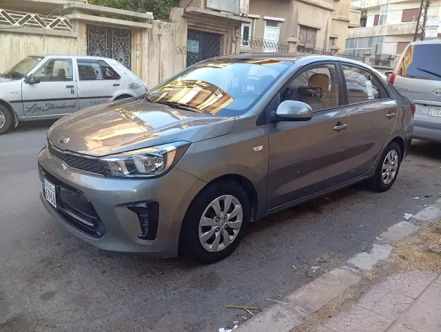 كيا ريو 2020 فضية سيدان أوتوماتيك بمقاعد كهربائية للإيجار اليومي في البغطاسية، حمص