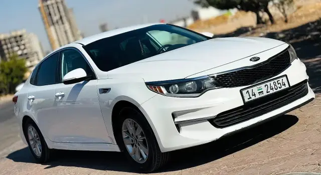 كيا أوبتيما سيدان 2018 بيضاء بسقف بانورامي للإيجار الشهري في ساروجة
