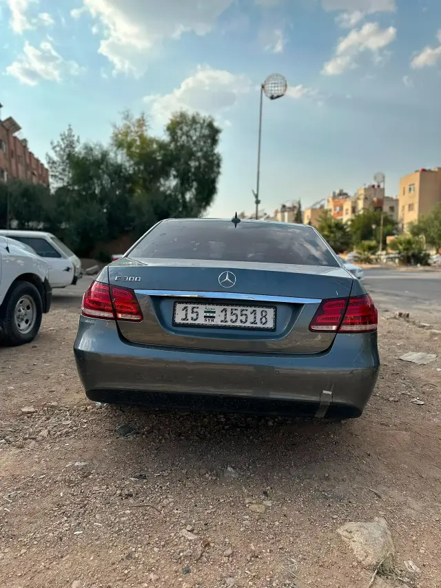مرسيدس بنز E300 سيدان 2016 بمحرك 295 حصان ومقاعد جلدية وفتحة سقف في قدسيا - صورة 4