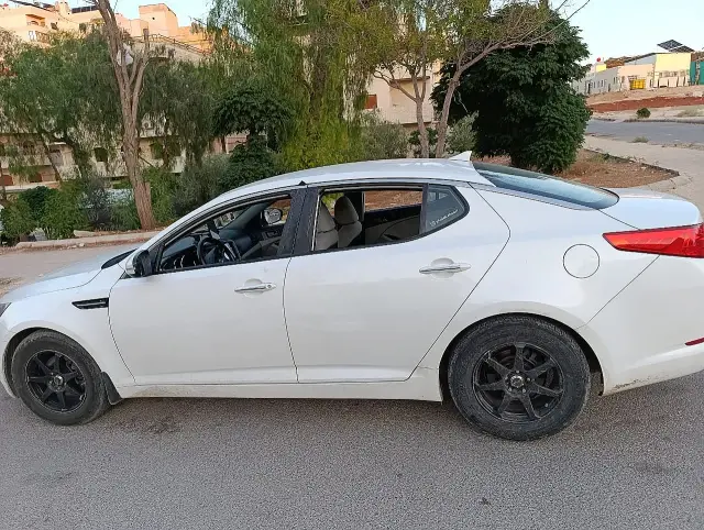 كيا أوبتيما سيدان بيضاء موديل 2014 بمحرك 160 حصان في ببيلا