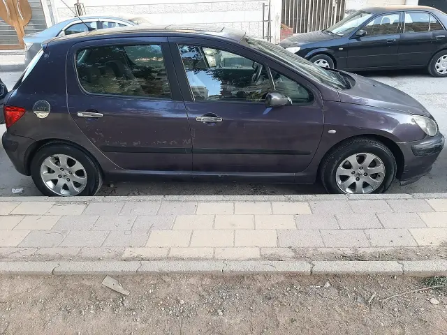 بيجو 307 هاتشباك موديل 2003 بجير أوتوماتيك ومكيف في قطنا - صورة 5