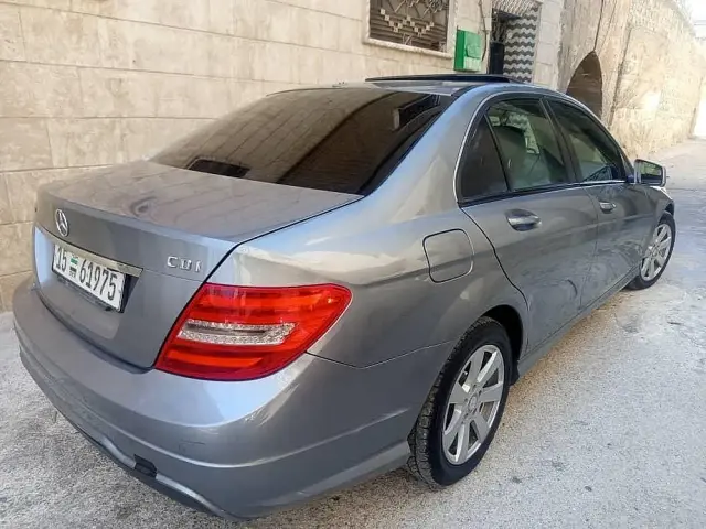 مرسيدس بنز الفئة C 2013 مازوت أوتوماتيك بمقاعد جلد في الدانا - صورة 7