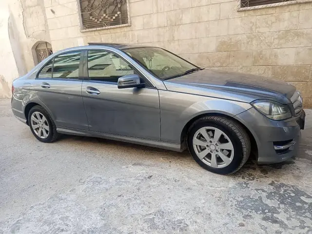 مرسيدس بنز الفئة C 2013 مازوت أوتوماتيك بمقاعد جلد في الدانا - صورة 3