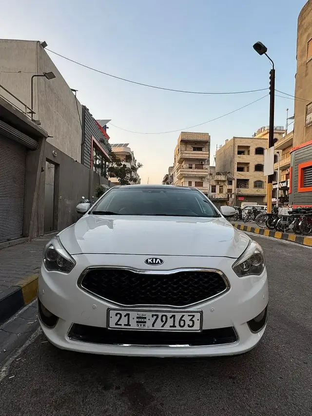 كيا K7 2016 بيضاء بمحرك 220 حصان وسقف بانورامي في الغوطة بحمص