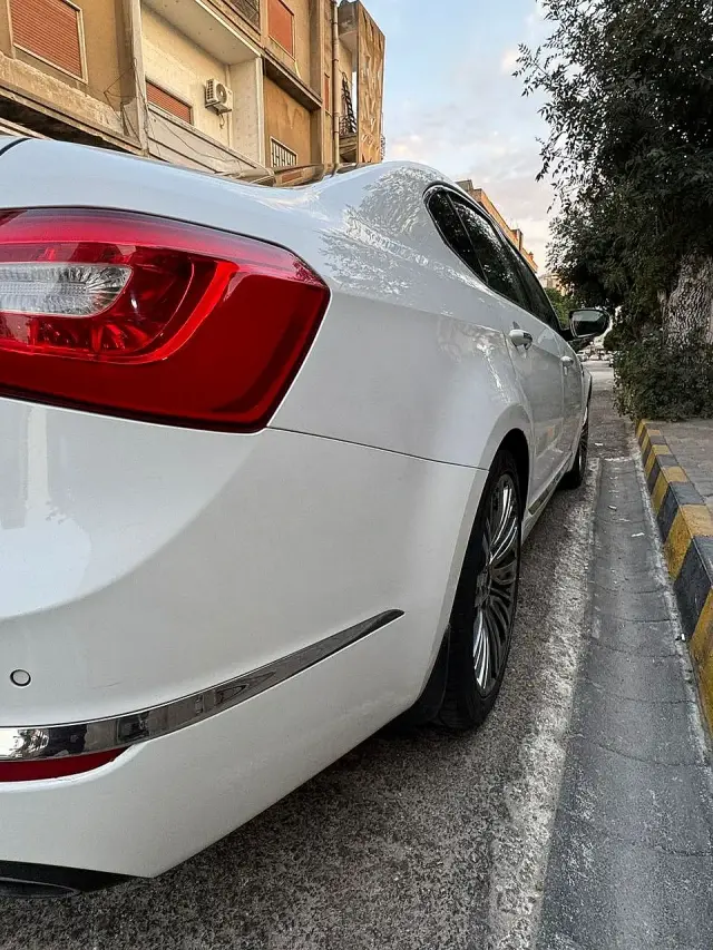 كيا K7 2016 بيضاء بمحرك 220 حصان وسقف بانورامي في الغوطة بحمص - صورة 2