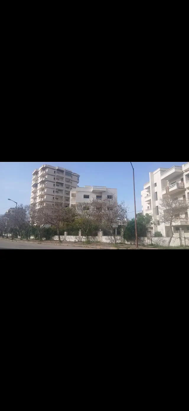 فيلا من أربعة طوابق بحديقة وكراج في المشروع العاشر باللاذقية
