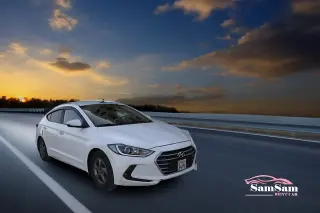 هيونداي إلنترا 2018 بيضاء أوتوماتيك بمقاعد جلدية وكاميرا خلفية للإيجار في الصابوني