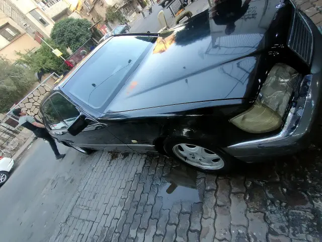 مرسيدس بنز S500 سيدان 1994 أسود بفتحة سقف ومقاعد جلدية مدفأة - صورة 2