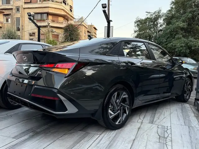 هيونداي إلنترا 2026 سيدان رمادية بنزين أوتوماتيك للإيجار الشهري في المحطة بحمص - صورة 2