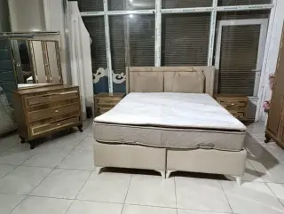 غرفة نوم كاملة نظيفة تضم خزانة ستة أبواب وكومودينو وتخت عنبر مع فرشة في حلب