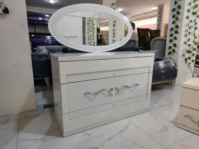 غرفة نوم مستعملة نظيفة تضم خزانة بابين بسحاب وكمدينتين وتخت عنبر في حلب - صورة 2