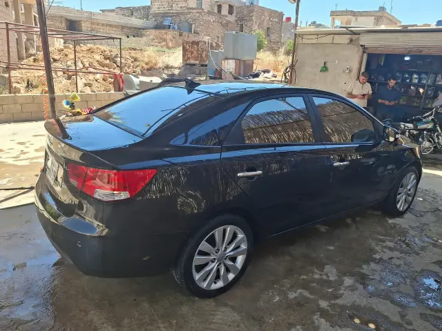 كيا فورتي سيدان 2010 أوتوماتيك بمكيف ومقاعد جلدية في جرمانا - صورة 3