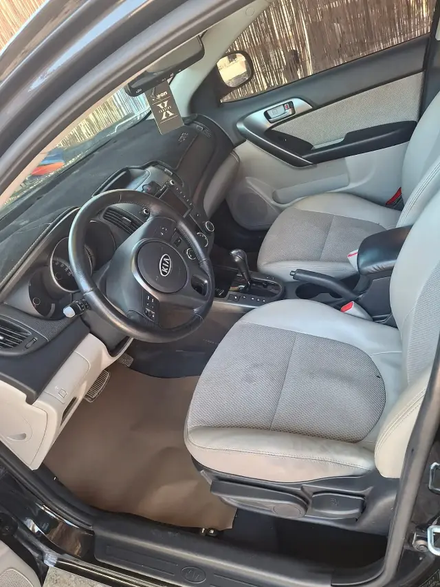 كيا فورتي سيدان 2010 أوتوماتيك بمكيف ومقاعد جلدية في جرمانا - صورة 5