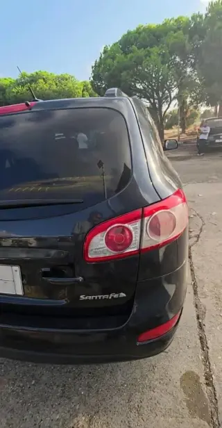 هيونداي سانتافي SUV سوداء موديل 2011 بمحرك 2400 سي سي في اللاذقية