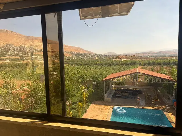 فيلا من طابقين في سهل بقين بالزبداني، أربع غرف ومسبح كبير - صورة 8