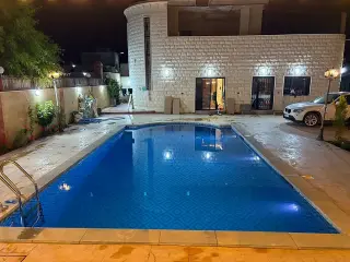فيلا من طابقين في سهل بقين بالزبداني، أربع غرف ومسبح كبير