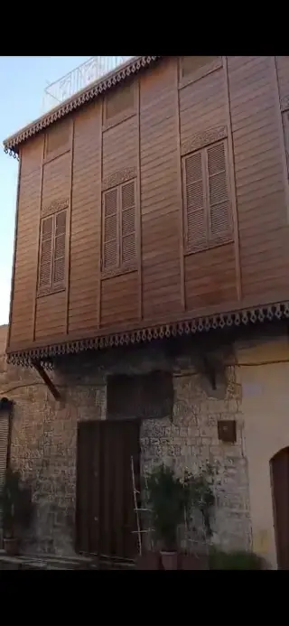 خان سياحي بطابو أخضر مقابل قلعة حلب في سوق المدينة القديم
