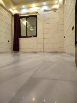 عيادات طبية أو مهن فكرية للإيجار الشهري في العباس بدمشق، 62 م² على الشارع العام