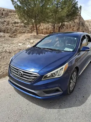 هيونداي سوناتا 2017 زرقاء بفتحة سقف ومقاعد جلدية في يبرود