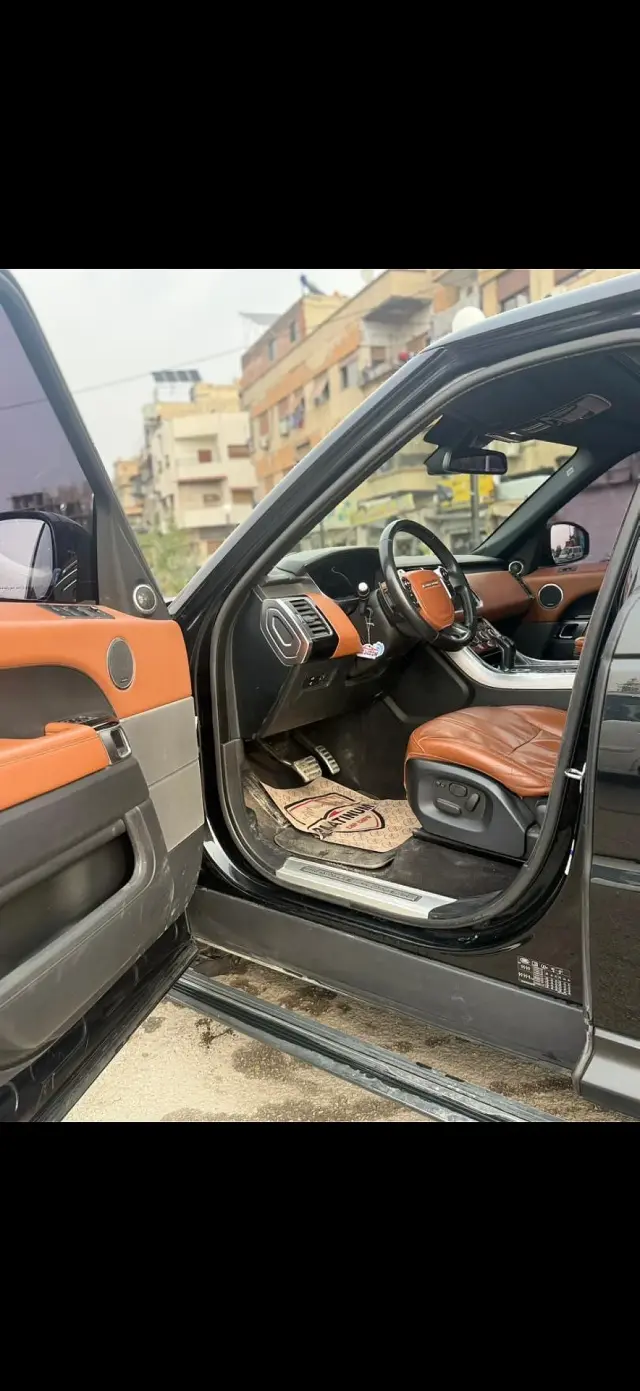 رينج روفر 2017 أسود بسقف بانورامي وكاميرات للإيجار اليومي في الأنصاري - صورة 2