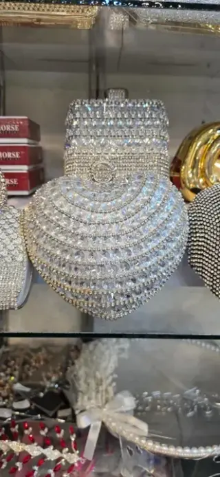 حقيبة كلتش نسائية على شكل قلب مكسوّة بالكريستال في سيف الدولة، حلب