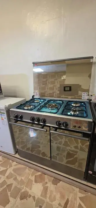 فرن غاز بخمسة رؤوس وبابين زجاجيين عاكسين، جديد مختوم في الشيخ مقصود، حلب