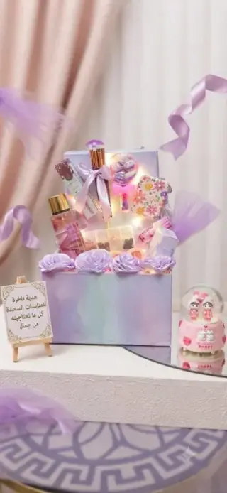 بوكس تنسيق مكياج بألوان لافندر يضم عطراً ومستلزمات عناية في سيف الدولة، حلب