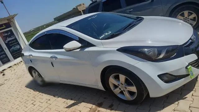 هيونداي أفانتي 2013 سيدان بيضاء بمحرك 1600 سي سي في الأتارب - صورة 7
