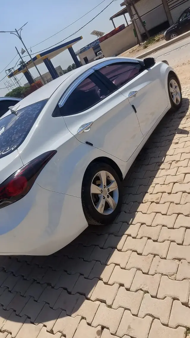هيونداي أفانتي 2013 سيدان بيضاء بمحرك 1600 سي سي في الأتارب - صورة 3