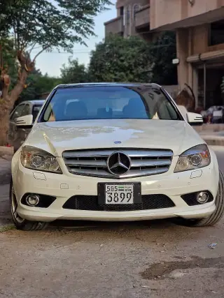 مرسيدس بنز الفئة C سيدان بيضاء للإيجار اليومي في ببيلا، موديل 2012 بسقف بانورامي