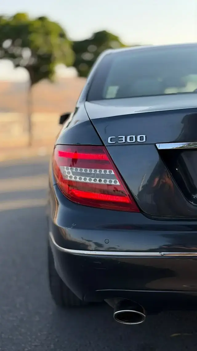 مرسيدس بنز C300 موديل 2013 أسود بمحرك 3000 سي سي ومقاعد جلدية في أبو رمانة - صورة 2
