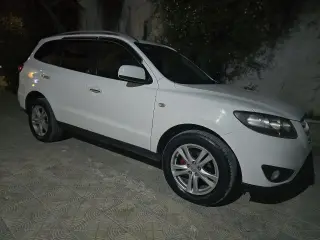 سانتافي 2011 بيضاء بثلاثة صفوف مقاعد وكاميرا خلفية في الشهباء حماة