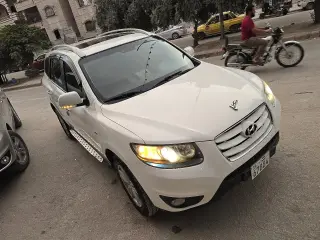 هيونداي سانتافي 2010 أوتوماتيك بثلاثة صفوف مقاعد ومقاعد جلدية في حماة