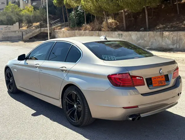 بي ام دبليو الفئة 5 موديل 2013 رمادية بسقف بانورامي ومقاعد جلدية في حرستا - صورة 4