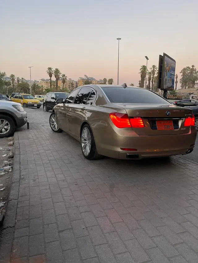 بي إم دبليو الفئة 7 موديل 2011 سيدان بفتحة سقف ومقاعد جلدية في حرستا - صورة 2