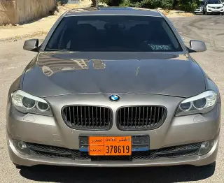 بي ام دبليو الفئة 5 موديل 2013 رمادية بسقف بانورامي ومقاعد جلدية في حرستا