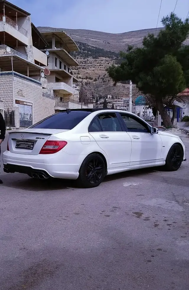 مرسيدس C200 موديل 2012 بيضاء بفتحة سقف وسقف بانورامي في قطنا