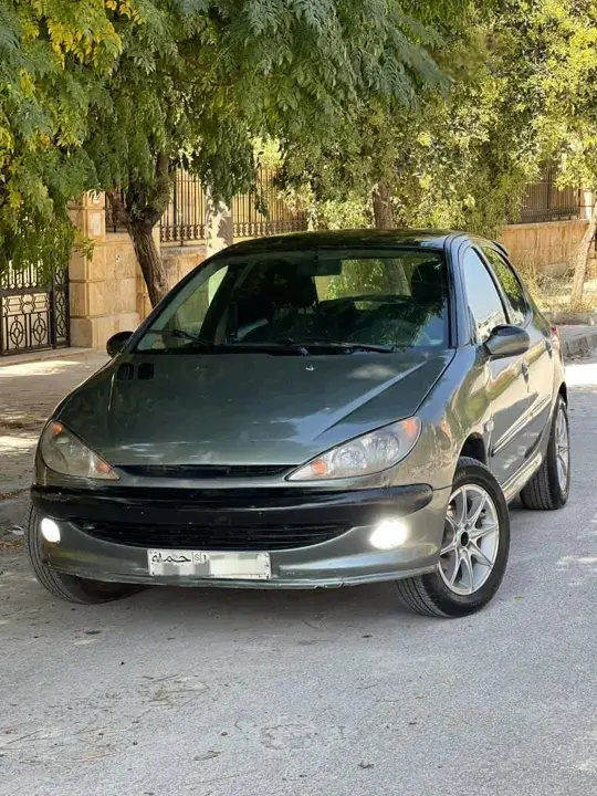 بيجو 206 سيدان فضية موديل 2003 بجير أوتوماتيك في حلب
