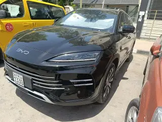 بي واي دي سونغ بلس 2025 هجين أسود بسقف بانورامي في صحنايا