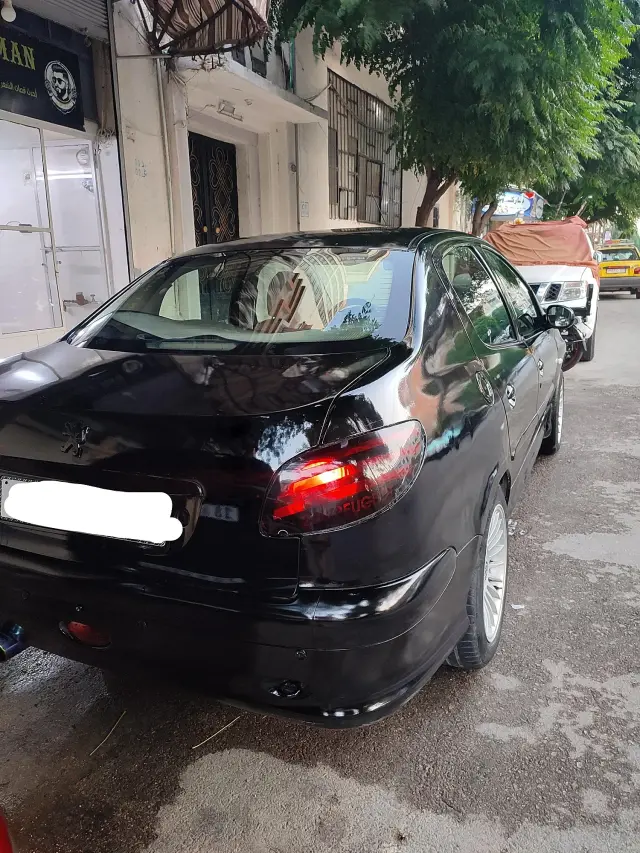 بيجو 206 سيدان أسود موديل 2005 بمحرك 1600 وكاميرا خلفية في كرم الشامي - صورة 2