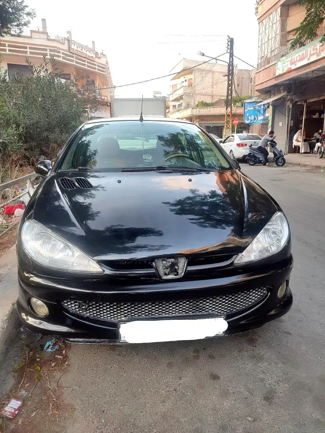 بيجو 206 سيدان أسود موديل 2005 بمحرك 1600 وكاميرا خلفية في كرم الشامي - صورة 5