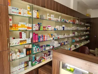 صيدلية مجهزة بالكامل للإيجار السنوي في ببيلا بمساحة 40 متراً