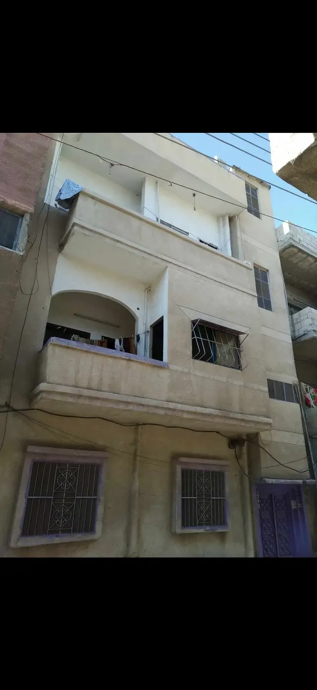 بناء كامل من ثلاثة طوابق بواجهة جنوبية في دير بعلبة الجنوبي، حمص