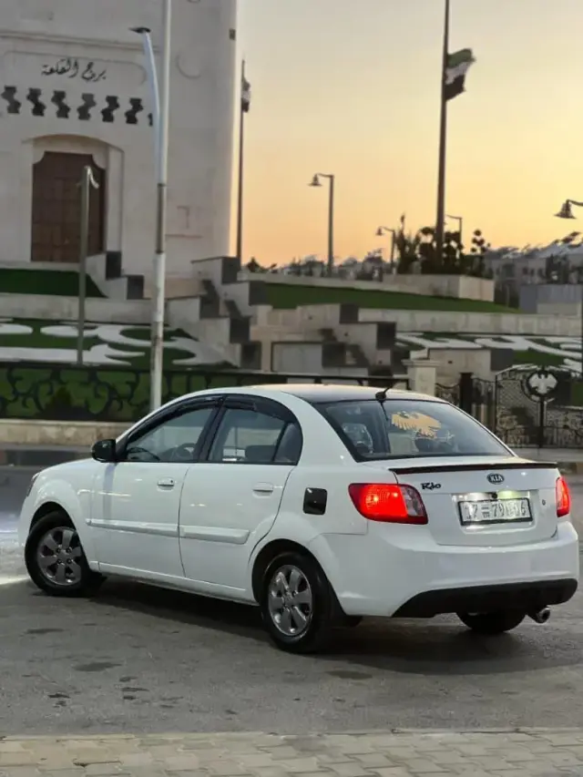 كيا ريو سيدان بيضاء 2011 بمحرك بنزين 1600 سي سي وجير عادي في حلب