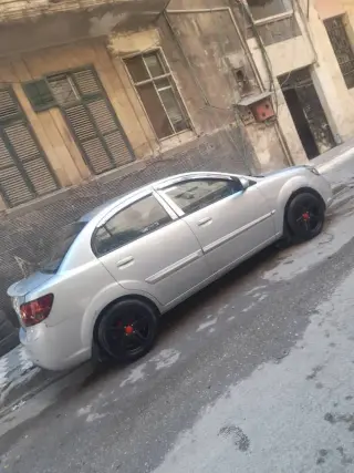 كيا ريو سيدان فضية موديل 2010 بمحرك 1600 سي سي وجير عادي في حلب