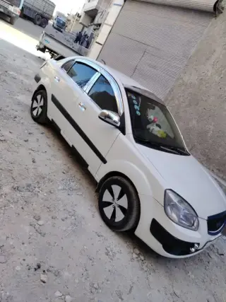 كيا ريو سيدان بيضاء موديل 2006 بمحرك بنزين 1600 سي سي في حلب