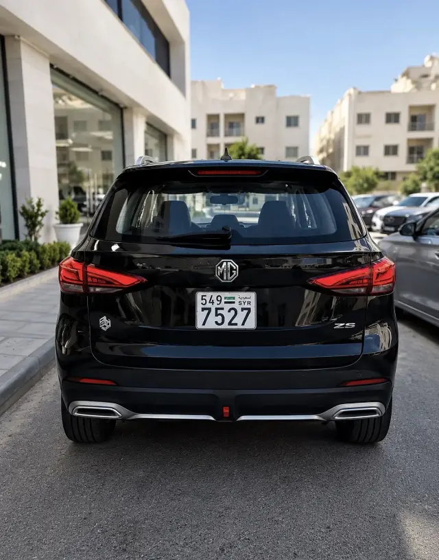 إيجار يومي لسيارة MG ZS موديل 2026 سوداء مع كاميرا خلفية في قطنا - صورة 4