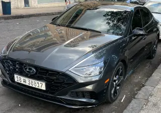 هيونداي سوناتا 2023 رمادية بسقف بانورامي وكاميرات في الروضة