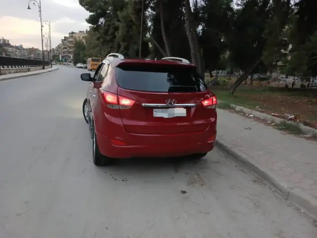 توسان 2011 دفع رباعي حمراء أوتوماتيك بمحرك بنزين 2000 سي سي في الفرقان حلب - صورة 3