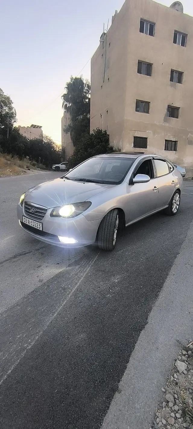 هيونداي افانتي سيدان 2009 فضية أوتوماتيك بفتحة سقف ومقاعد جلدية في العرين - صورة 12